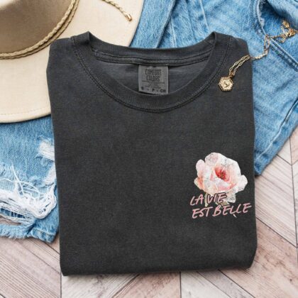 a La Vie Est Belle Tee in pepper