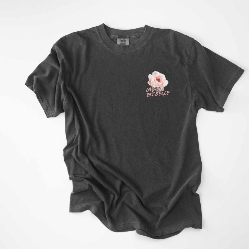 a La Vie Est Belle Tee in pepper