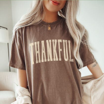 a young woman wearing a Thankful T-Shirt in Espresso